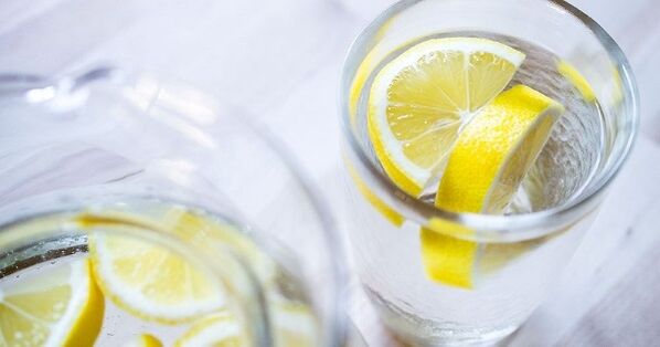 Aggiungere il succo di limone all’acqua renderà più facile seguire una dieta a base di acqua. 