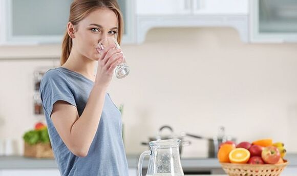 Una ragazza vuole perdere peso seguendo una dieta a base di acqua