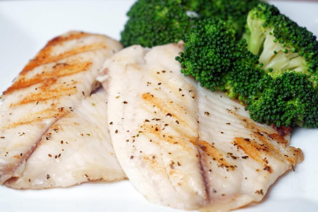 Il pesce al forno o bollito è un piatto abbondante nel menu dietetico di Osama Hamdiy