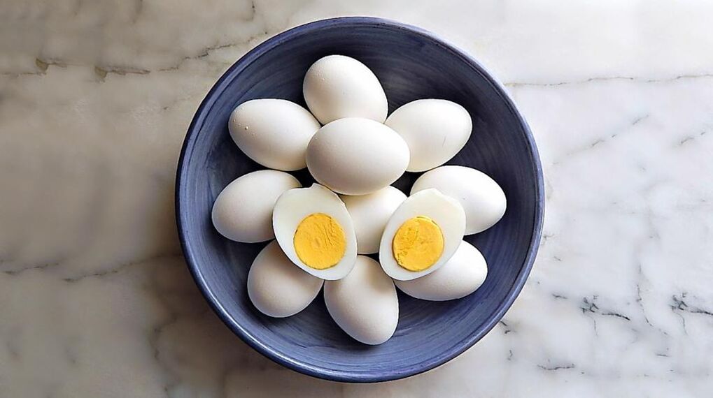 Le uova di gallina sono un prodotto necessario nella dieta dietetica chimica