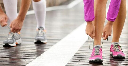 legare i lacci delle scarpe prima di fare jogging per perdere peso