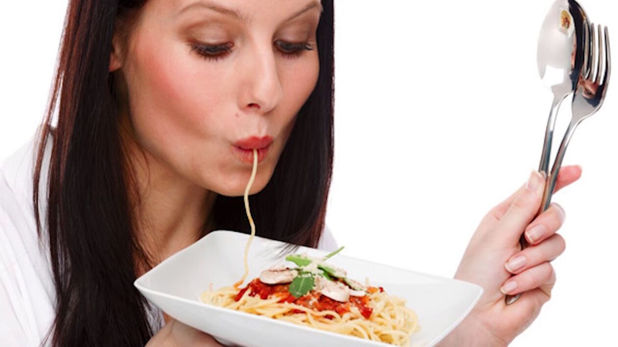donna che mangia spaghetti per dimagrire la pancia