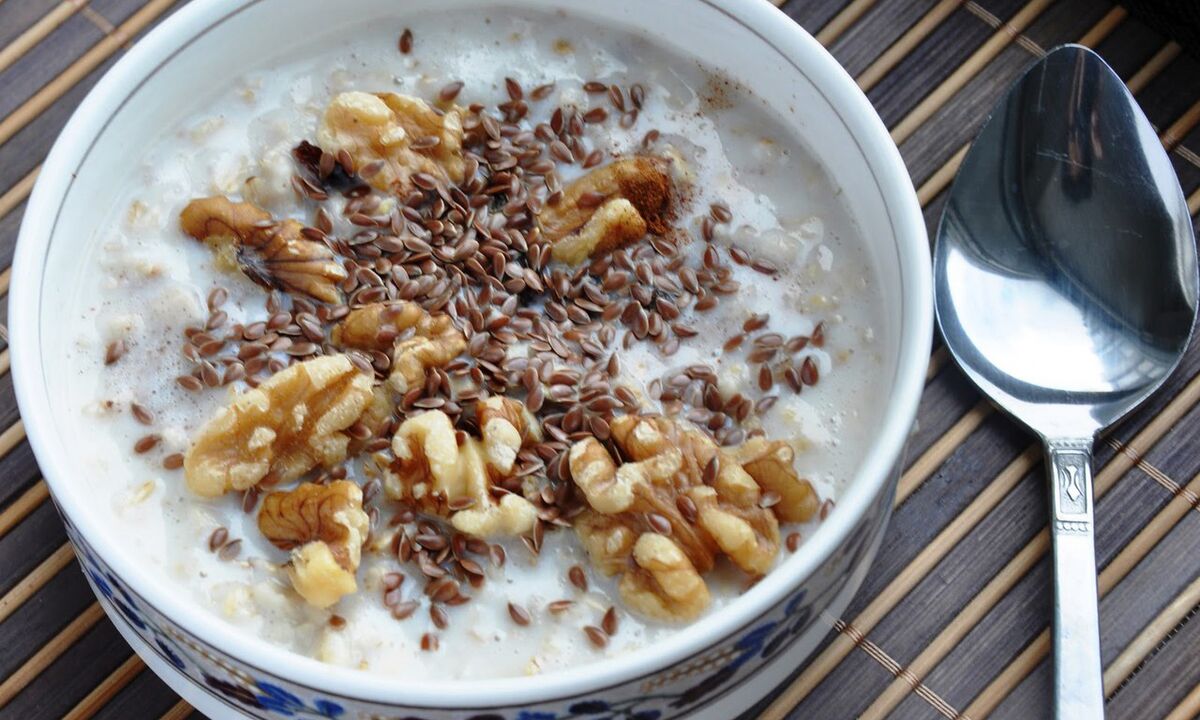 Porridge di semi di lino con latte - una sana colazione nella dieta di chi sta perdendo peso