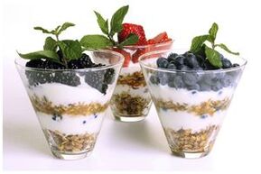 farina d'avena con yogurt e frutti di bosco per una corretta alimentazione e perdita di peso
